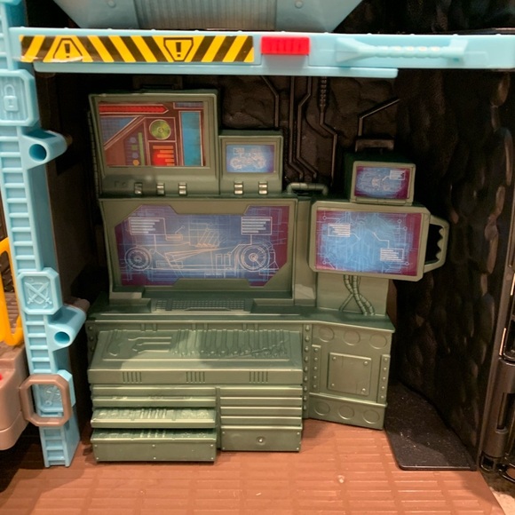 BATCAVE Giant Transforming Playset 33” Tall DC Comics Batman Bat-Tech Spinmaster - Picture 6 of 16